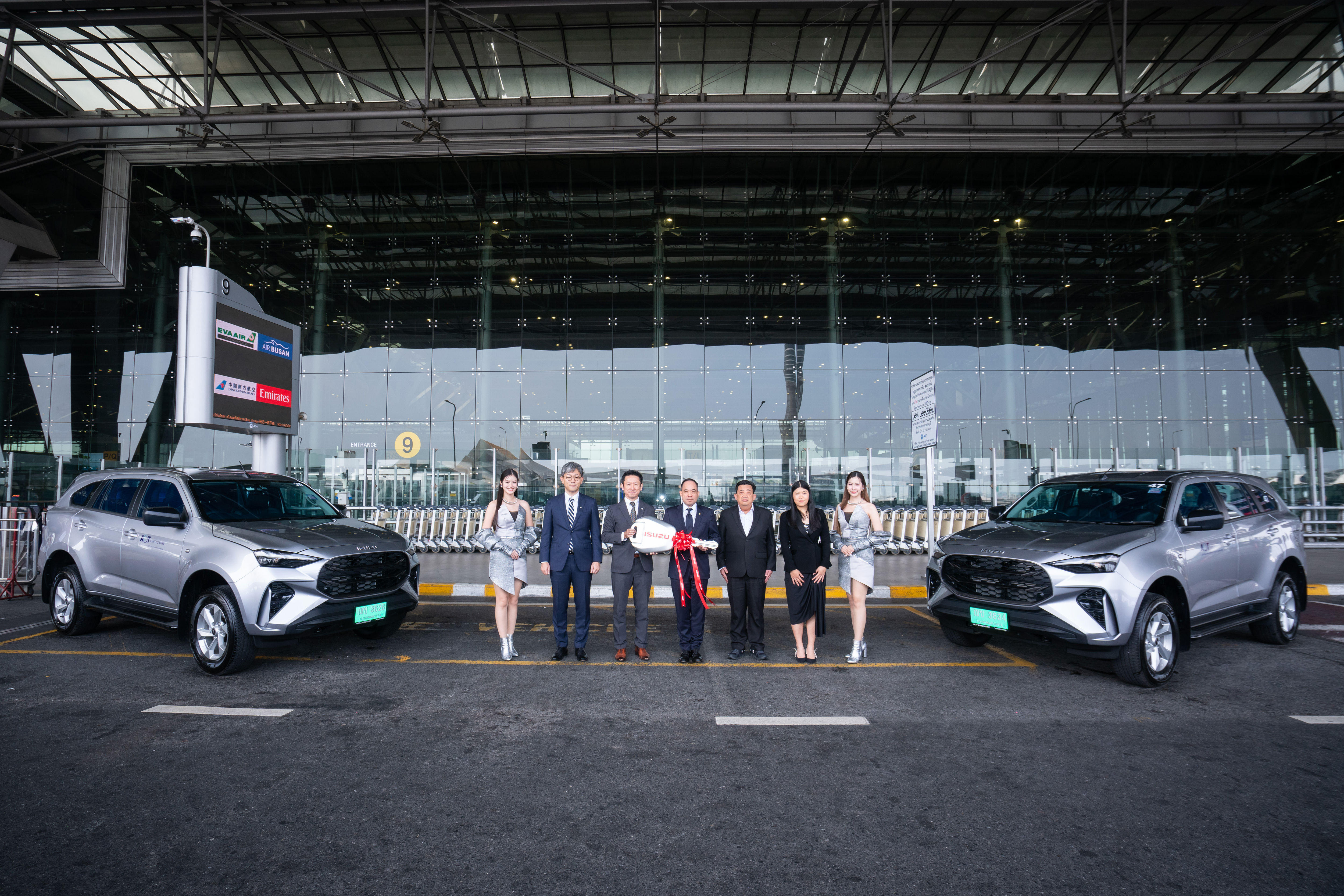 ท่าอากาศยานไทยเชื่อมั่นอีซูซุ เลือกรถ MU-X “THE NEXT PEAK” 90 คัน ให้บริการ AOT LIMOUSINE ท่าอากาศยานสุวรรณภูมิ